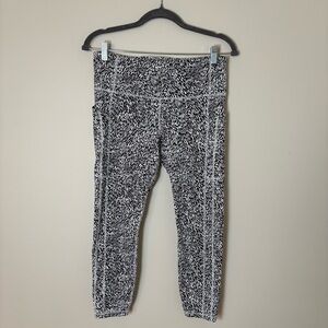 Athleta Ultimate Stash II Textured 7/8 Leggings SZ L Black White Activewear